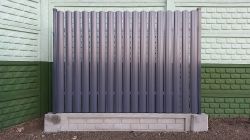 Wzór 9 - metalowe sztachety na podmurówce - Ogrodzenia betonowe