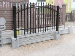 Wzór 23 - ogrodzenie metalowe kute na podmurówce - Ogrodzenia betonowe